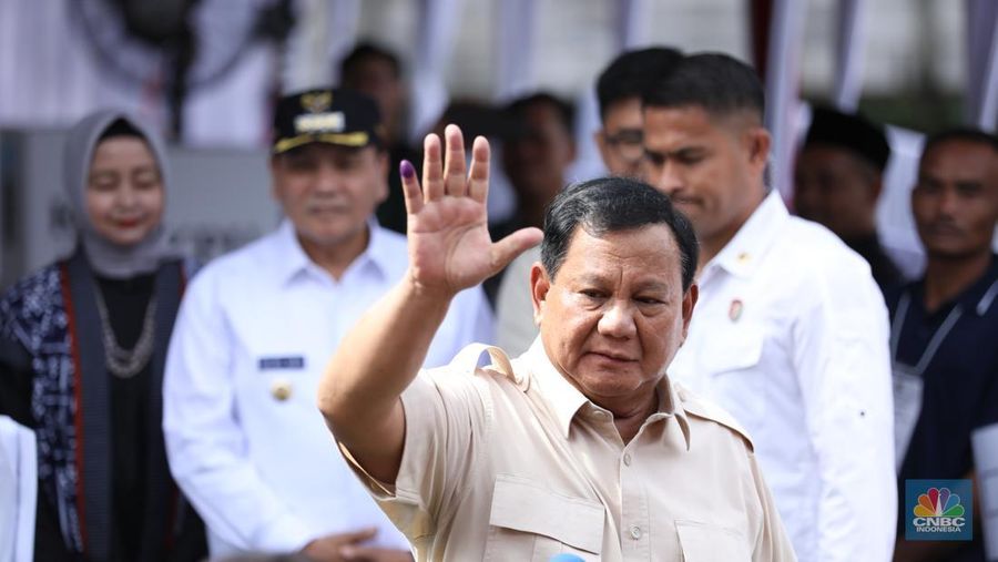 Presiden RI Prabowo Subianto telah menggunakan hak pilihnya pada Pilkada Jawa Barat dan Pilbup Bogor 2024 di TPS 08, Desa Bojong Koneng, Kabupaten Bogor, Jawa Barat, Rabu (27/11/2024). (CNBC Indonesia/Tri Susilo)