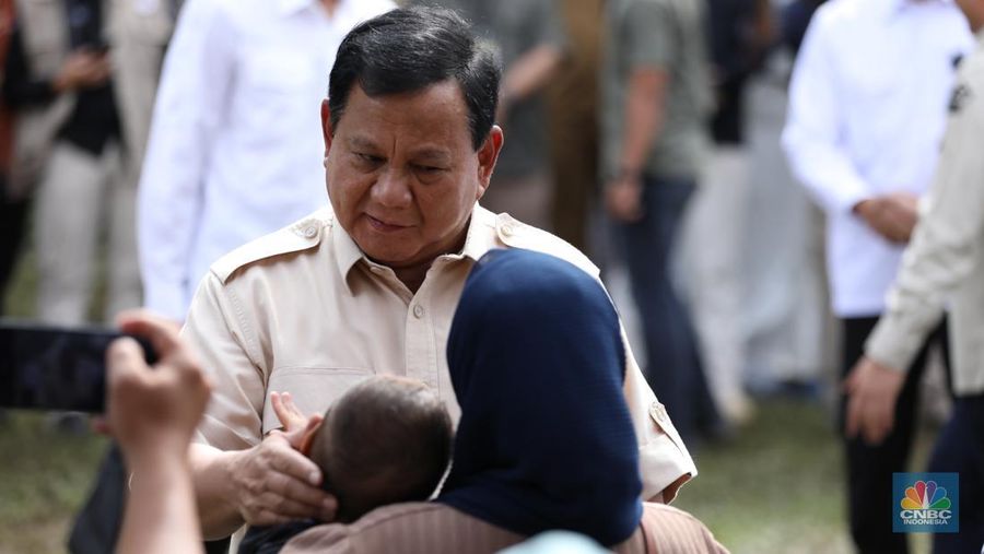 Presiden RI Prabowo Subianto telah menggunakan hak pilihnya pada Pilkada Jawa Barat dan Pilbup Bogor 2024 di TPS 08, Desa Bojong Koneng, Kabupaten Bogor, Jawa Barat, Rabu (27/11/2024). (²©²ÊÍøÕ¾/Tri Susilo)