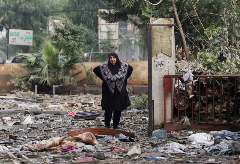 Aya Khater, 15 tahun, dan ayahnya Ibrahim Khater, 51 tahun, membawa barang-barang mereka kembali ke rumah mereka yang hancur, setelah gencatan senjata antara Israel dan kelompok Hizbullah yang didukung Iran mulai berlaku pada pukul 02.00 GMT pada hari Rabu setelah Presiden AS Joe Biden mengatakan kedua belah pihak menerima perjanjian yang ditengahi oleh Amerika Serikat dan Prancis, di Tyre, Lebanon, 27 November 2024. Aya Khater, 15 tahun, dan ayahnya Ibrahim Khater, 51 tahun, membawa barang-barang mereka kembali ke rumah mereka yang hancur, setelah gencatan senjata antara Israel dan kelompok Hizbullah yang didukung Iran mulai berlaku pada pukul 02.00 GMT pada hari Rabu setelah Presiden AS Joe Biden mengatakan kedua belah pihak menerima perjanjian yang ditengahi oleh Amerika Serikat dan Prancis, di Tyre, Lebanon, 27 November 2024. (REUTERS/Adnan Abidi)