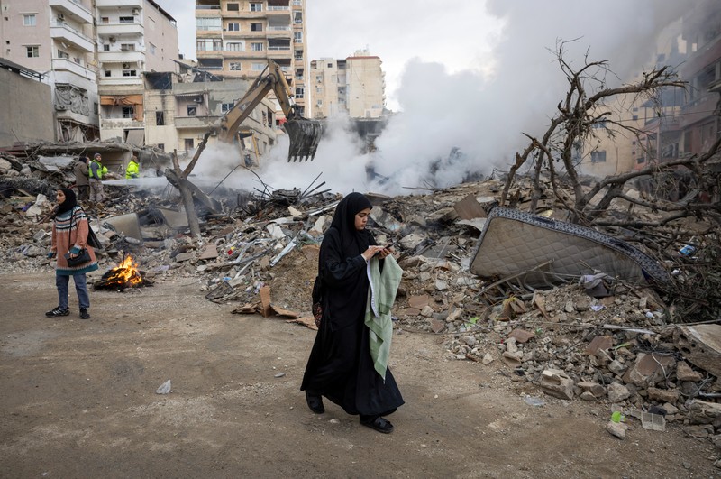 Aya Khater, 15 tahun, dan ayahnya Ibrahim Khater, 51 tahun, membawa barang-barang mereka kembali ke rumah mereka yang hancur, setelah gencatan senjata antara Israel dan kelompok Hizbullah yang didukung Iran mulai berlaku pada pukul 02.00 GMT pada hari Rabu setelah Presiden AS Joe Biden mengatakan kedua belah pihak menerima perjanjian yang ditengahi oleh Amerika Serikat dan Prancis, di Tyre, Lebanon, 27 November 2024. Aya Khater, 15 tahun, dan ayahnya Ibrahim Khater, 51 tahun, membawa barang-barang mereka kembali ke rumah mereka yang hancur, setelah gencatan senjata antara Israel dan kelompok Hizbullah yang didukung Iran mulai berlaku pada pukul 02.00 GMT pada hari Rabu setelah Presiden AS Joe Biden mengatakan kedua belah pihak menerima perjanjian yang ditengahi oleh Amerika Serikat dan Prancis, di Tyre, Lebanon, 27 November 2024. (REUTERS/Adnan Abidi)