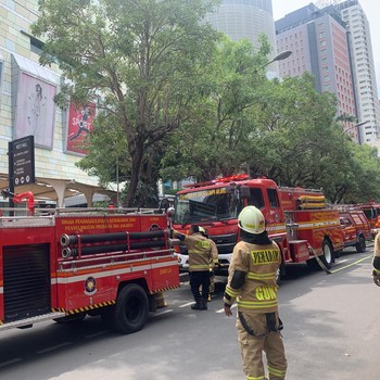 Penampakan Restoran di GI Terbakar, Belasan Unit Damkar Turun