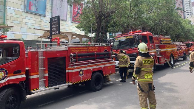 Penampakan Restoran di GI Terbakar, Belasan Unit Damkar Turun