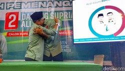 Tangis Haru Paslon Dadang-Ali Usai Unggul Quick Count Pilbup Bandung