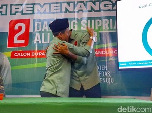 Tangis Haru Paslon Dadang-Ali Usai Unggul Quick Count Pilbup Bandung