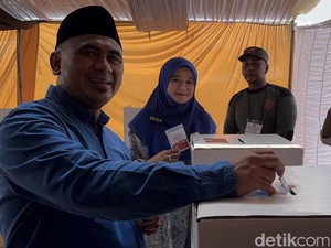 Pulang Umrah, Taj Yasin dan Istri Langsung Nyoblos di Rembang