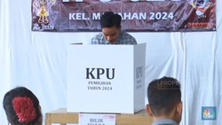 Video: Gibran Nyoblos di TPS 18 Manahan, Harap Pilkada Berjalan Lancar