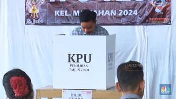 Video: Gibran Nyoblos di TPS 18 Manahan, Harap Pilkada Berjalan Lancar