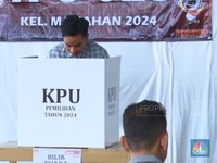 Video: Gibran Nyoblos di TPS 18 Manahan, Harap Pilkada Berjalan Lancar