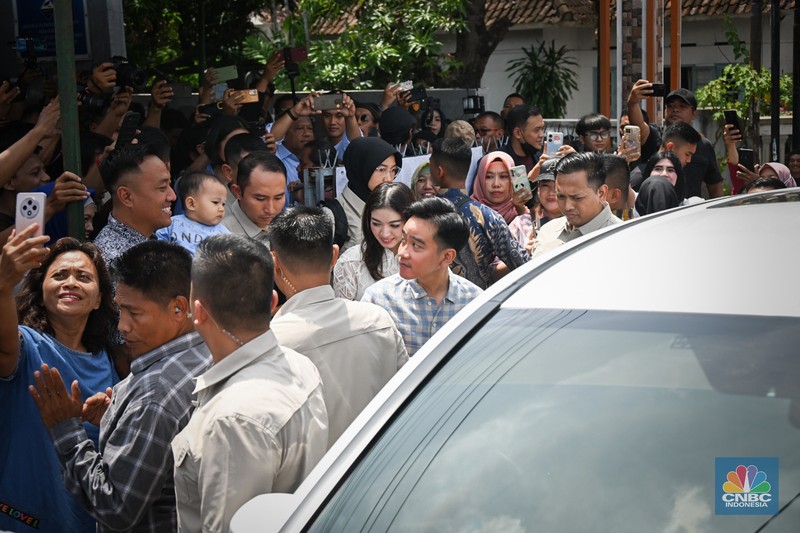 Wakil Presiden (Wapres) Gibran Rakabuming menggunakan hak pilihnya dalam Pemilihan Kepala Daerah (Pilkada) 2024 di Tempat Pemungutan Suara (TPS) 18, Manahan, Surakarta, Rabu, 27 November 2024. (Biro Pers Sekretariat Wakil Presiden RI)
