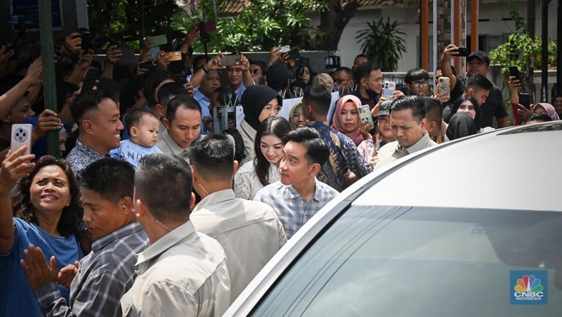 Wakil Presiden (Wapres) Gibran Rakabuming menggunakan hak pilihnya dalam Pemilihan Kepala Daerah (Pilkada) 2024 di Tempat Pemungutan Suara (TPS) 18, Manahan, Surakarta, Rabu, 27 November 2024. (Biro Pers Sekretariat Wakil Presiden RI)