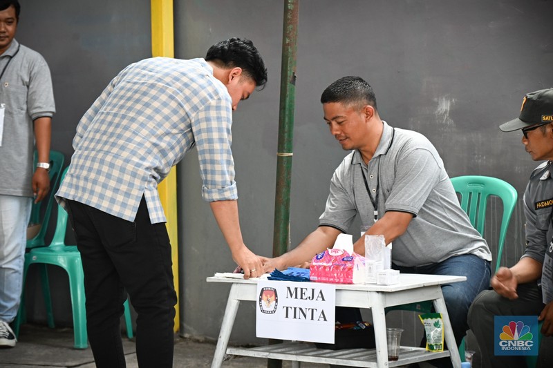 Wakil Presiden (Wapres) Gibran Rakabuming menggunakan hak pilihnya dalam Pemilihan Kepala Daerah (Pilkada) 2024 di Tempat Pemungutan Suara (TPS) 18, Manahan, Surakarta, Rabu, 27 November 2024. (Biro Pers Sekretariat Wakil Presiden RI) Wakil Presiden (Wapres) Gibran Rakabuming menggunakan hak pilihnya dalam Pemilihan Kepala Daerah (Pilkada) 2024 di Tempat Pemungutan Suara (TPS) 18, Manahan, Surakarta, Rabu, 27 November 2024. (Biro Pers Sekretariat Wakil Presiden RI)