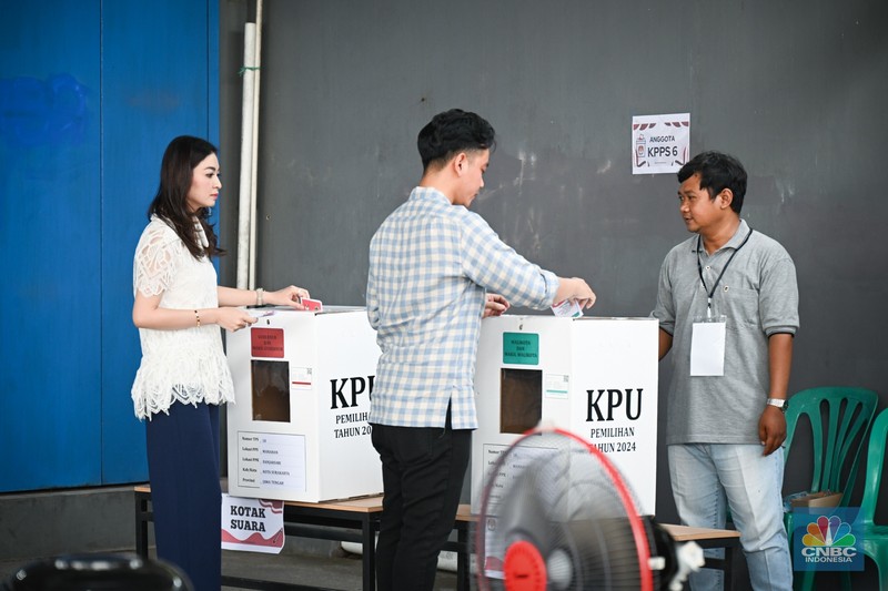 Wakil Presiden (Wapres) Gibran Rakabuming menggunakan hak pilihnya dalam Pemilihan Kepala Daerah (Pilkada) 2024 di Tempat Pemungutan Suara (TPS) 18, Manahan, Surakarta, Rabu, 27 November 2024. (Biro Pers Sekretariat Wakil Presiden RI)