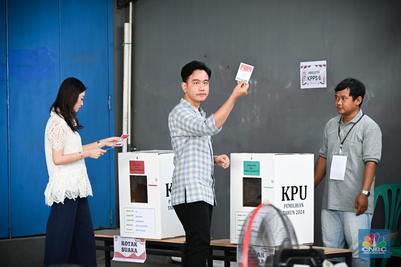 Wakil Presiden (Wapres) Gibran Rakabuming menggunakan hak pilihnya dalam Pemilihan Kepala Daerah (Pilkada) 2024 di Tempat Pemungutan Suara (TPS) 18, Manahan, Surakarta, Rabu, 27 November 2024. (Biro Pers Sekretariat Wakil Presiden RI)