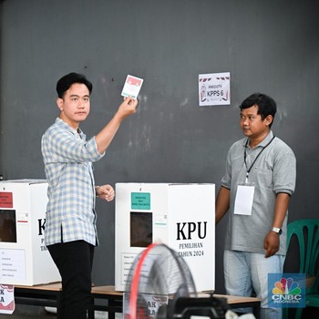 Momen Wapres Gibran Gunakan Hak Pilih di TPS 18 Surakarta Jawa Tengah