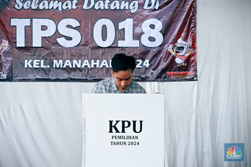 Wakil Presiden (Wapres) Gibran Rakabuming menggunakan hak pilihnya dalam Pemilihan Kepala Daerah (Pilkada) 2024 di Tempat Pemungutan Suara (TPS) 18, Manahan, Surakarta, Rabu, 27 November 2024. (Biro Pers Sekretariat Wakil Presiden RI)