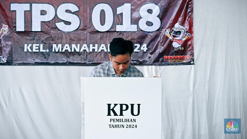 Wakil Presiden (Wapres) Gibran Rakabuming menggunakan hak pilihnya dalam Pemilihan Kepala Daerah (Pilkada) 2024 di Tempat Pemungutan Suara (TPS) 18, Manahan, Surakarta, Rabu, 27 November 2024. (Biro Pers Sekretariat Wakil Presiden RI)