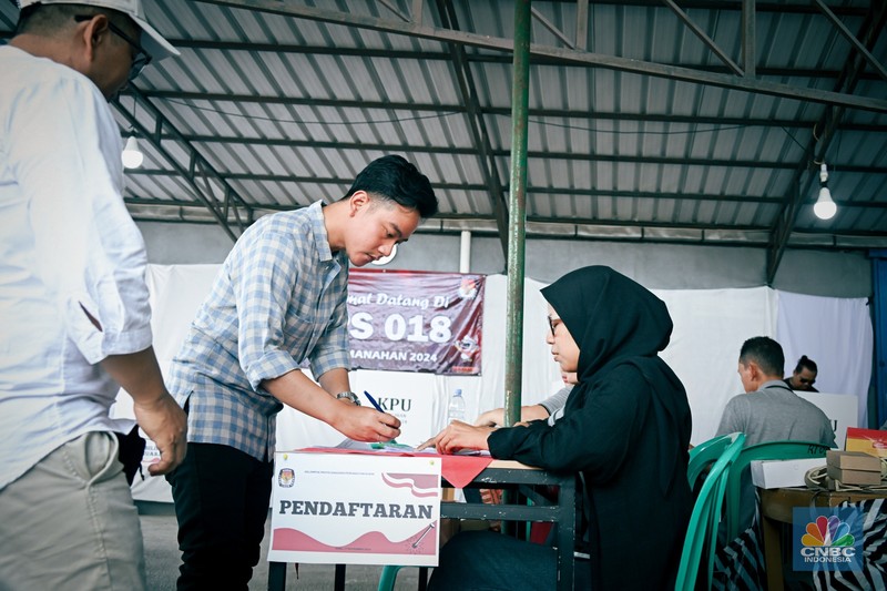 Wakil Presiden (Wapres) Gibran Rakabuming menggunakan hak pilihnya dalam Pemilihan Kepala Daerah (Pilkada) 2024 di Tempat Pemungutan Suara (TPS) 18, Manahan, Surakarta, Rabu, 27 November 2024. (Biro Pers Sekretariat Wakil Presiden RI) Wakil Presiden (Wapres) Gibran Rakabuming menggunakan hak pilihnya dalam Pemilihan Kepala Daerah (Pilkada) 2024 di Tempat Pemungutan Suara (TPS) 18, Manahan, Surakarta, Rabu, 27 November 2024. (Biro Pers Sekretariat Wakil Presiden RI)