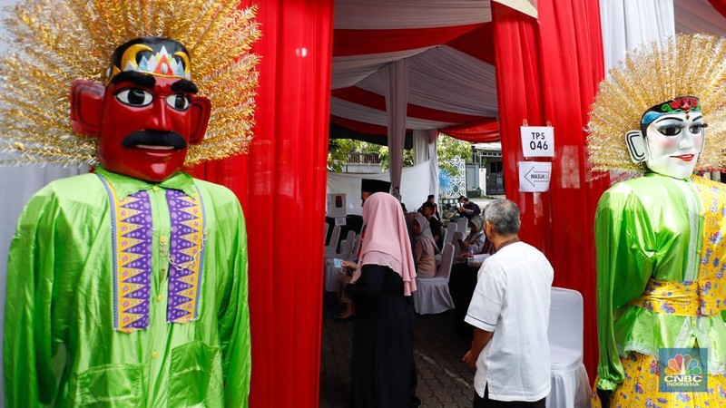 Warga menggunakan hak pilihnya dalam Pilkada Pemilihan umum kepala daerah Jakarta di TPS 046 Cipete Selatan, Jakarta, Rabu, 27/11. (CNBC Indonesia/Faisal Rahman)