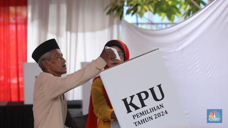 Warga menggunakan hak pilihnya dalam Pilkada Pemilihan umum kepala daerah Jakarta di TPS 046 Cipete Selatan, Jakarta, Rabu, 27/11. (CNBC Indonesia/Faisal Rahman)