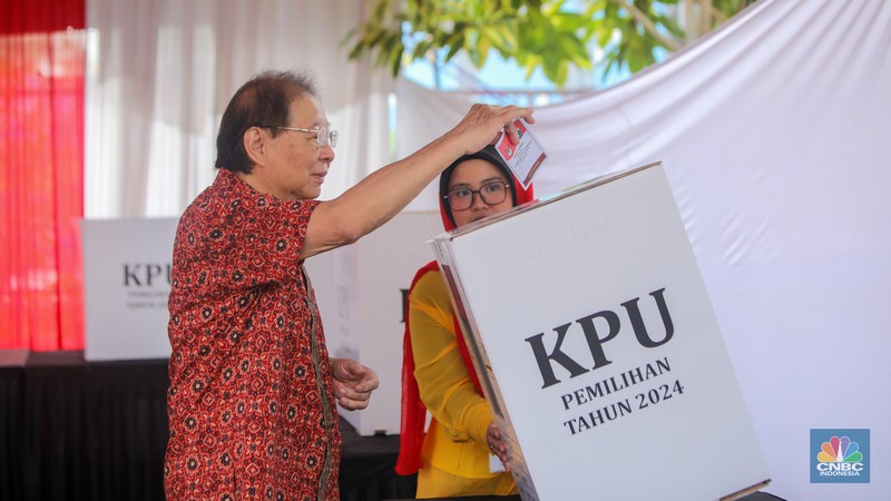 Warga menggunakan hak pilihnya dalam Pilkada Pemilihan umum kepala daerah Jakarta di TPS 046 Cipete Selatan, Jakarta, Rabu, 27/11. (CNBC Indonesia/Faisal Rahman) Warga menggunakan hak pilihnya dalam Pilkada Pemilihan umum kepala daerah Jakarta di TPS 046 Cipete Selatan, Jakarta, Rabu, 27/11. (CNBC Indonesia/Faisal Rahman)