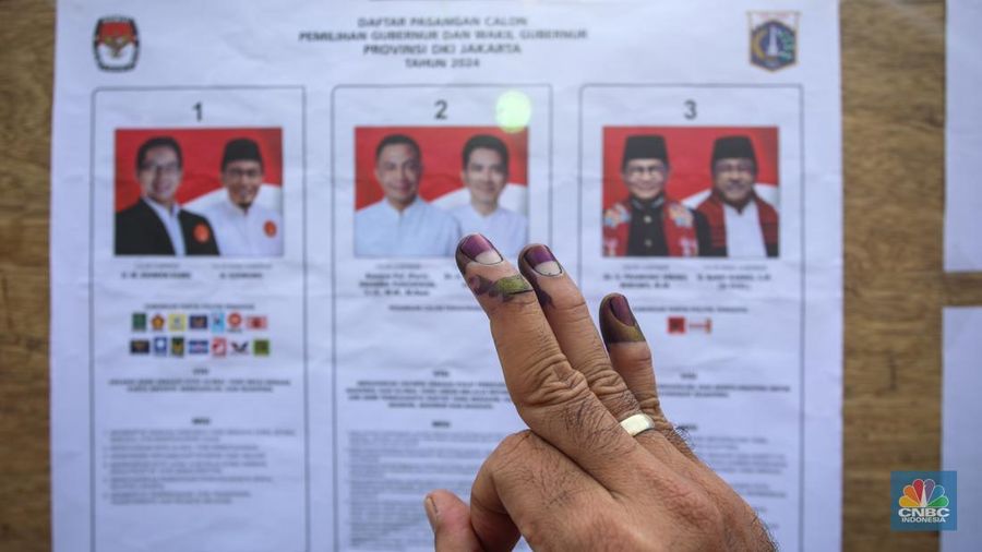 Warga menggunakan hak pilihnya dalam Pilkada Pemilihan umum kepala daerah Jakarta di TPS 046 Cipete Selatan, Jakarta, Rabu, 27/11. (CNBC Indonesia/Faisal Rahman)