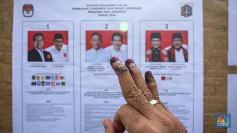 Warga menggunakan hak pilihnya dalam Pilkada Pemilihan umum kepala daerah Jakarta di TPS 046 Cipete Selatan, Jakarta, Rabu, 27/11. (CNBC Indonesia/Faisal Rahman)