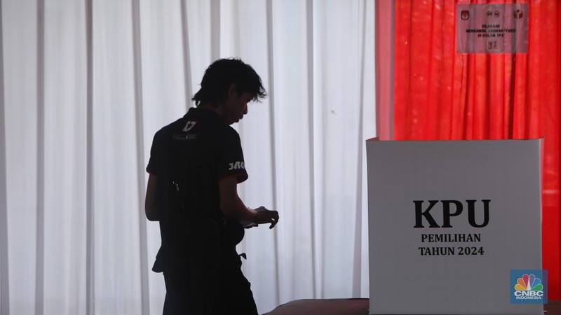 Warga menggunakan hak pilihnya dalam Pilkada Pemilihan umum kepala daerah Jakarta di TPS 046 Cipete Selatan, Jakarta, Rabu, 27/11. (CNBC Indonesia/Faisal Rahman) Warga menggunakan hak pilihnya dalam Pilkada Pemilihan umum kepala daerah Jakarta di TPS 046 Cipete Selatan, Jakarta, Rabu, 27/11. (CNBC Indonesia/Faisal Rahman)
