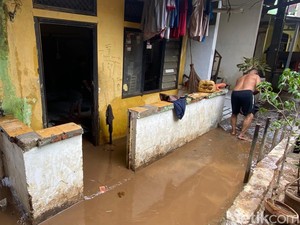 Cerita Warga Rawajati Bolak-balik Mengungsi gegara Banjir Kiriman