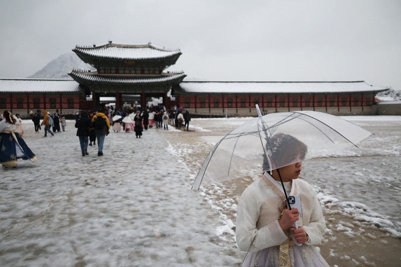 Ibu kota Korea Selatan, Seoul, dilanda badai salju November. Kali ini badai dianggap yang terburuk dalam lebih dari satu abad. Salju tersebut memutus aliran listrik, mengganggu transportasi, menghentikan penerbangan, Rabu (27/11). (REUTERS/Kim Hong-Ji) Ibu kota Korea Selatan, Seoul, dilanda badai salju November. Kali ini badai dianggap yang terburuk dalam lebih dari satu abad. Salju tersebut memutus aliran listrik, mengganggu transportasi, menghentikan penerbangan, Rabu (27/11). (REUTERS/Kim Hong-Ji)