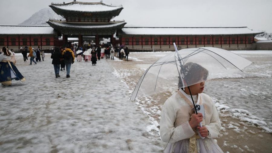 Ibu kota Korea Selatan, Seoul, dilanda badai salju November. Kali ini badai dianggap yang terburuk dalam lebih dari satu abad. Salju tersebut memutus aliran listrik, mengganggu transportasi, menghentikan penerbangan, Rabu (27/11). (REUTERS/Kim Hong-Ji)