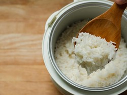 Nasi di Rice Cooker Cepat Kuning? Ini 5 Penyebabnya Nasi di Rice Cooker Cepat Kuning? Ini 5 Penyebabnya