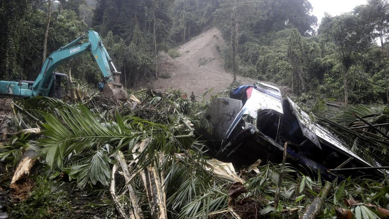 Rescuers remove the body of a victim from the wreckage of a vehicle after it was hit by a landslide that killed multiple people in Deli Serdang, North Sumatra, Indonesia, Thursday, Nov. 28, 2024. (AP Photo/Binsar Bakkara)