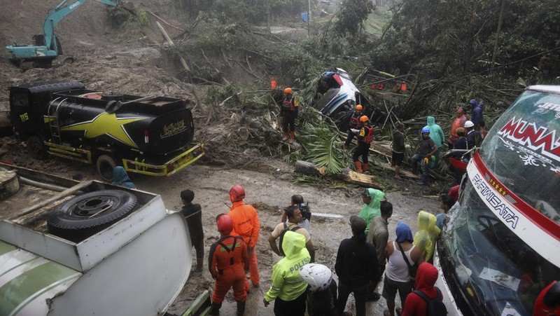 Rescuers remove the body of a victim from the wreckage of a vehicle after it was hit by a landslide that killed multiple people in Deli Serdang, North Sumatra, Indonesia, Thursday, Nov. 28, 2024. (AP Photo/Binsar Bakkara)