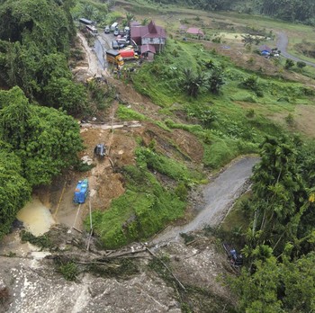 Penampakan Bus Tertimbun Tanah Longsor di Deli Serdang, 7 Orang Tewas