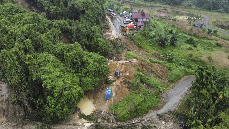 Rescuers remove the body of a victim from the wreckage of a vehicle after it was hit by a landslide that killed multiple people in Deli Serdang, North Sumatra, Indonesia, Thursday, Nov. 28, 2024. (AP Photo/Binsar Bakkara)