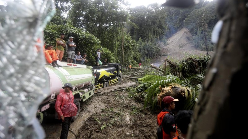 Rescuers remove the body of a victim from the wreckage of a vehicle after it was hit by a landslide that killed multiple people in Deli Serdang, North Sumatra, Indonesia, Thursday, Nov. 28, 2024. (AP Photo/Binsar Bakkara)