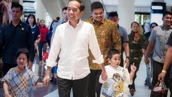 Berkunjung ke Medan, Jokowi Ajak Sedah dan Nahyan Jalan-jalan di Mal