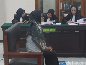 Mami Cece yang Tipu Ritual Uang Dibungkus CD Divonis 1 Tahun 4 Bulan Bui