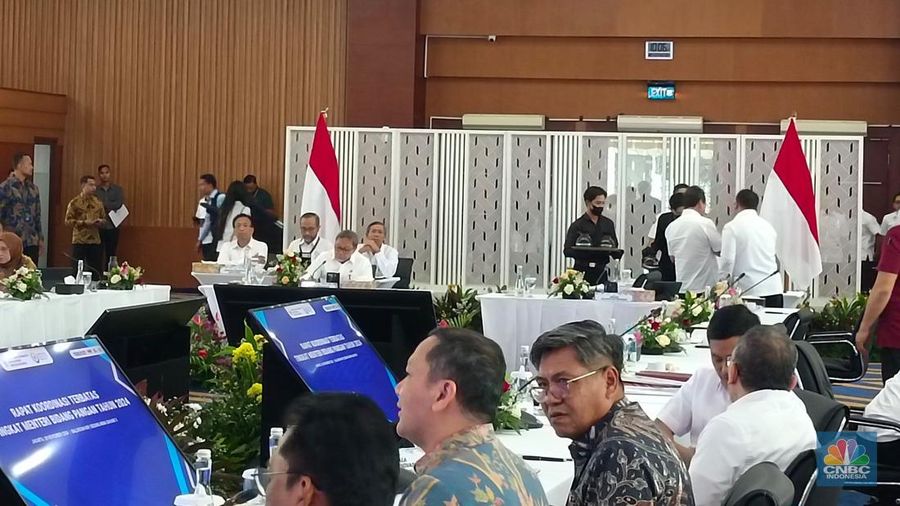 Menko Pangan Zulkifli Hasan pimpin rakor di kantornya, Kamis (28/11/2024). (CNBC Indonesia/Martyasari Rizky)