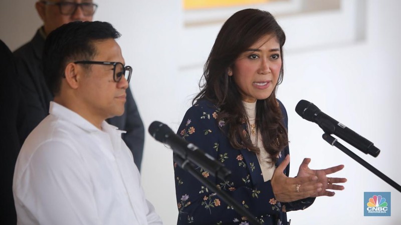 Menko PMK, Muhaimin Iskandar dan Menkomdigi Meutya Hafid saat konferesnsi pers terkait judi online usai Rapat Tingkat Menteri di kantor Kementerian Koordinator Bidang Pembangunan Manusia dan Kebudayaan, Jakarta, Kamis (28/11/2024). (CNBC Indonesia/Faisal Rahman)