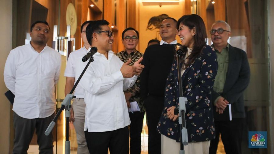 Menko PMK, Muhaimin Iskandar dan Menkomdigi Meutya Hafid saat konferesnsi pers terkait judi online usai Rapat Tingkat Menteri di kantor Kementerian Koordinator Bidang Pembangunan Manusia dan Kebudayaan, Jakarta, Kamis (28/11/2024). (CNBC Indonesia/Faisal Rahman)