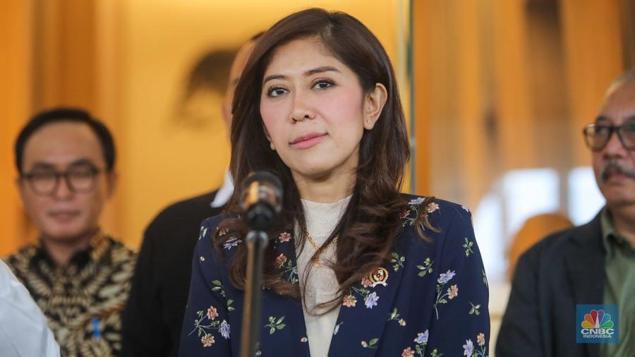 Menkomdigi Meutya Hafid saat konferesnsi pers terkait judi online usai Rapat Tingkat Menteri di kantor Kementerian Koordinator Bidang Pembangunan Manusia dan Kebudayaan, Jakarta, Kamis (28/11/2024). (CNBC Indonesia/Faisal Rahman)
