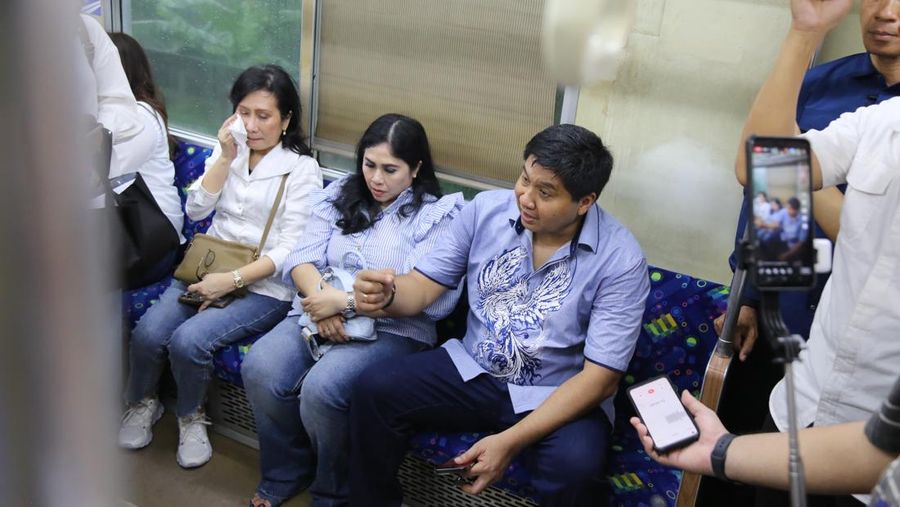 Menteri BUMN Erick Thohir dan Menteri PKP Maruarar Sirait naik KRL Commuter Line. (Dok: KAI)