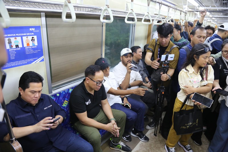 Menteri BUMN Erick Thohir dan Menteri PKP Maruarar Sirait naik KRL Commuter Line. (Dok: KAI) Menteri BUMN Erick Thohir dan Menteri PKP Maruarar Sirait naik KRL Commuter Line. (Dok: KAI)
