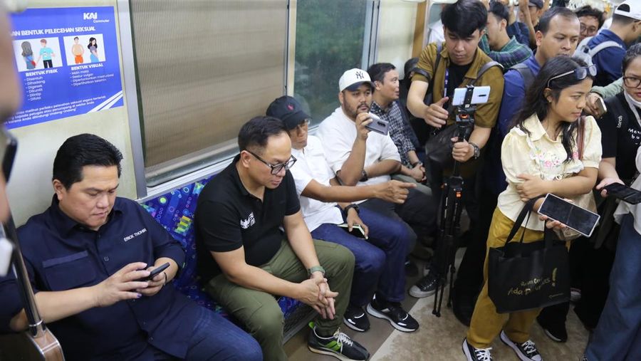 Menteri BUMN Erick Thohir dan Menteri PKP Maruarar Sirait naik KRL Commuter Line. (Dok: KAI)