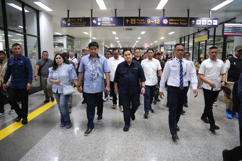 Menteri BUMN Erick Thohir dan Menteri PKP Maruarar Sirait naik KRL Commuter Line. (Dok: KAI) Menteri BUMN Erick Thohir dan Menteri PKP Maruarar Sirait naik KRL Commuter Line. (Dok: KAI)