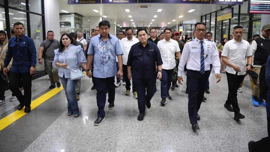 Menteri BUMN Erick Thohir dan Menteri PKP Maruarar Sirait naik KRL Commuter Line. (Dok: KAI)