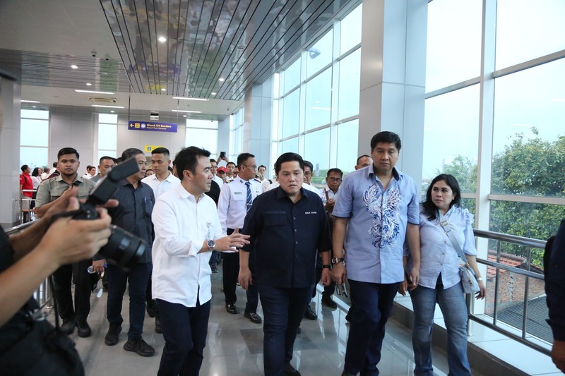 Menteri BUMN Erick Thohir dan Menteri PKP Maruarar Sirait naik KRL Commuter Line. (Dok: KAI) Menteri BUMN Erick Thohir dan Menteri PKP Maruarar Sirait naik KRL Commuter Line. (Dok: KAI)
