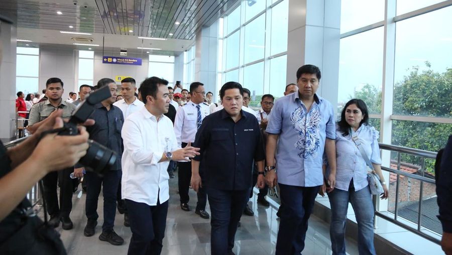 Menteri BUMN Erick Thohir dan Menteri PKP Maruarar Sirait naik KRL Commuter Line. (Dok: KAI)