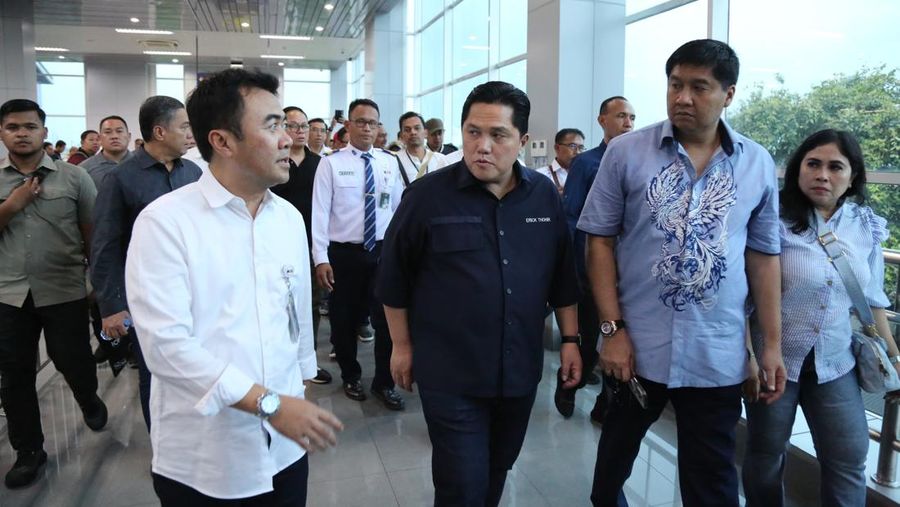 Menteri BUMN Erick Thohir dan Menteri PKP Maruarar Sirait naik KRL Commuter Line. (Dok: KAI)